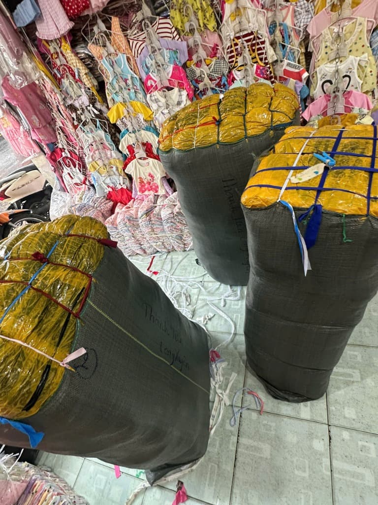 Các kiện hàng lớn đóng bao tải vàng