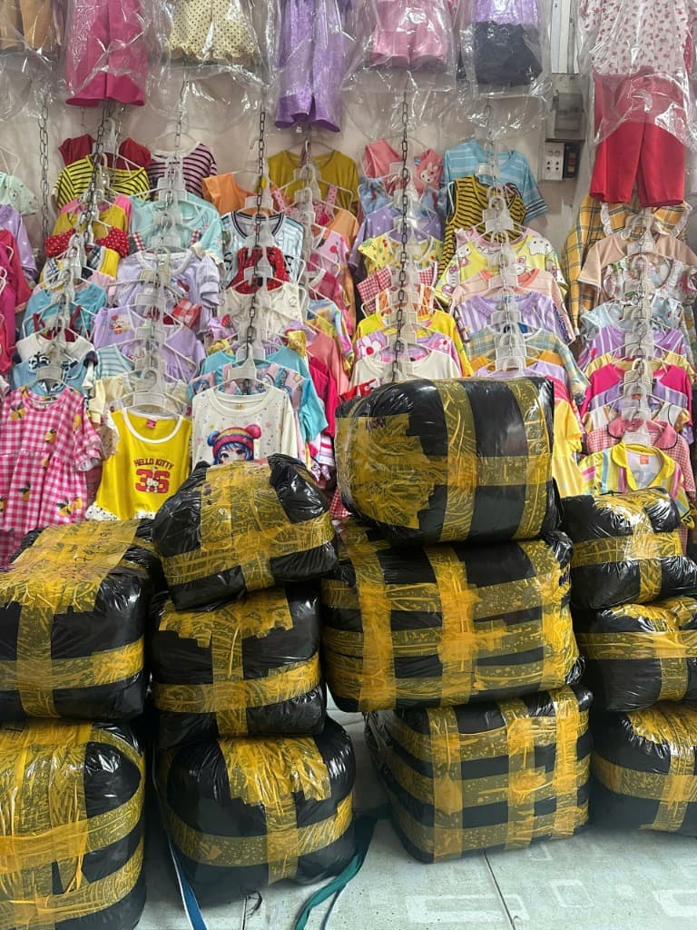 Kiện hàng xếp chồng chuẩn bị vận chuyển